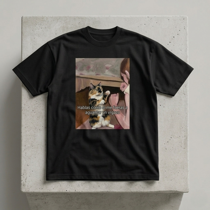 Playera negra con diseño de gato ilustrado estilo pintura vintage